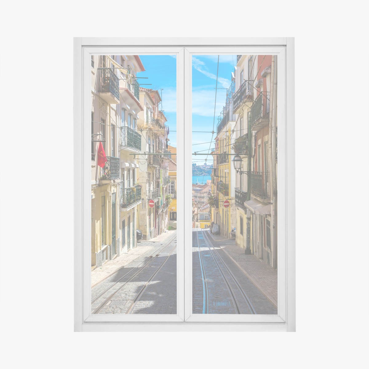 Fensteraufkleber alte straße in Lissabon an einem sommerlichen tag – Wallnifity®