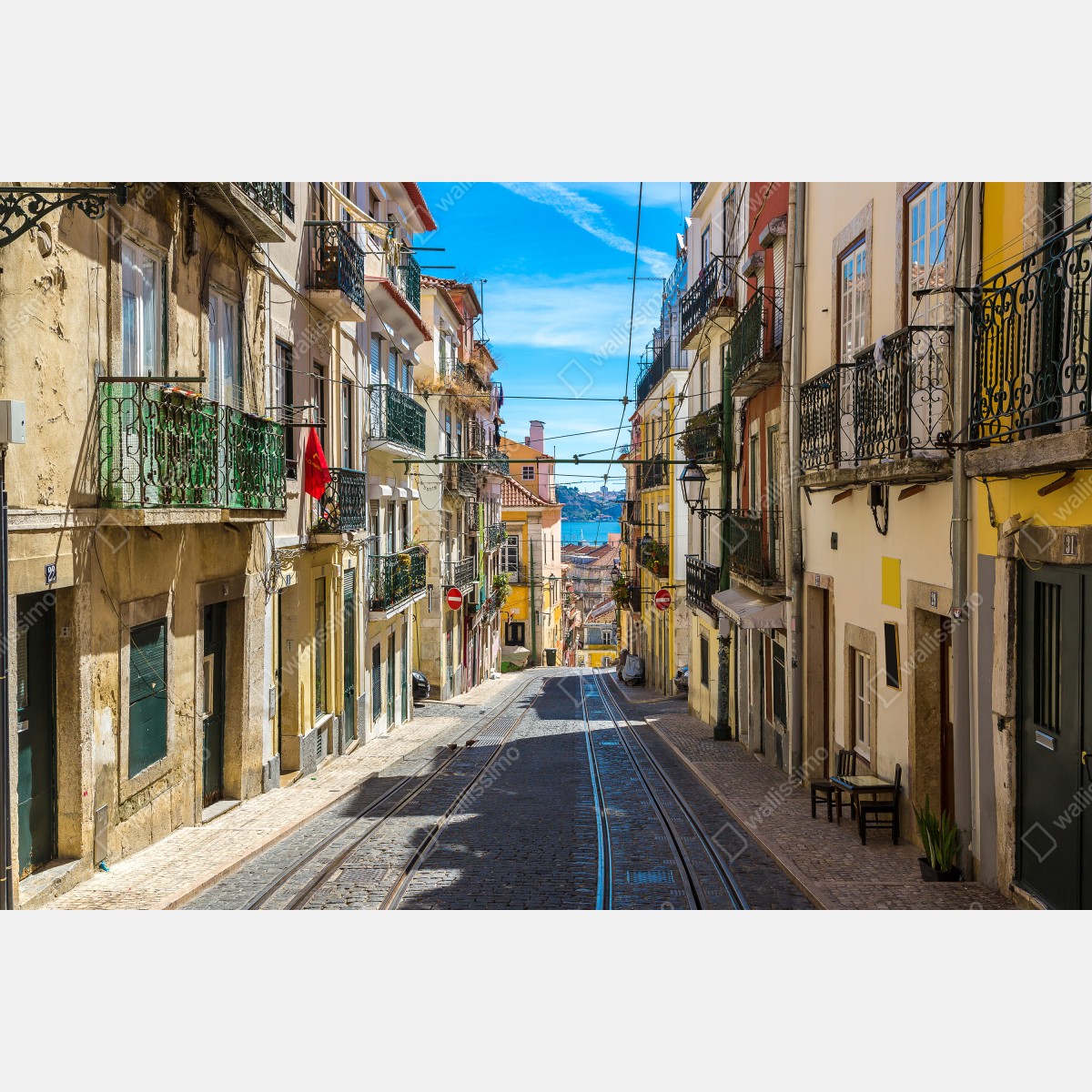 Fensteraufkleber alte straße in Lissabon an einem sommerlichen tag – Wallnifity®