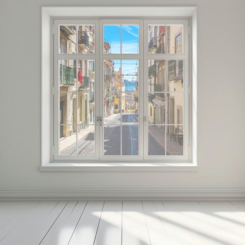 Fensteraufkleber alte straße in Lissabon an einem sommerlichen tag – Wallnifity®