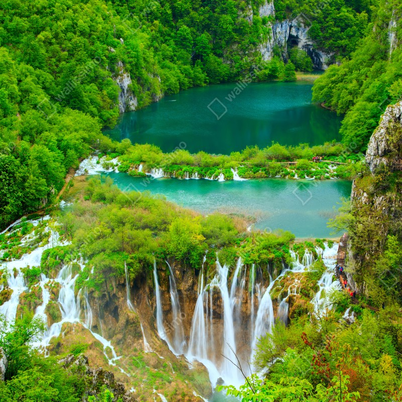 Fensteraufkleber üppiger wasserfall und türkise seen – Wallnifity®