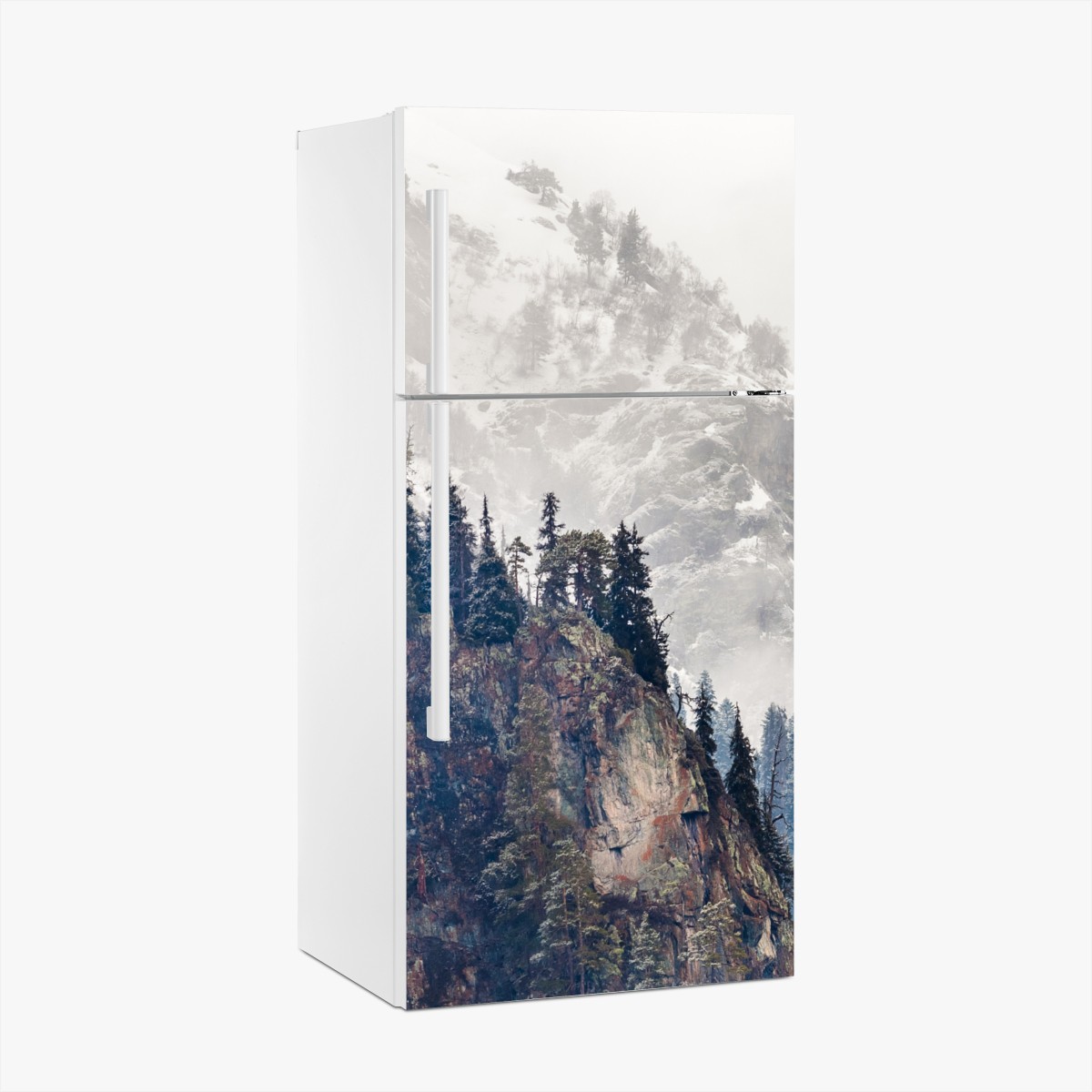 Kühlschrankaufkleber nebliger berg mit felsklippe und kieferwald – Wallnifity®