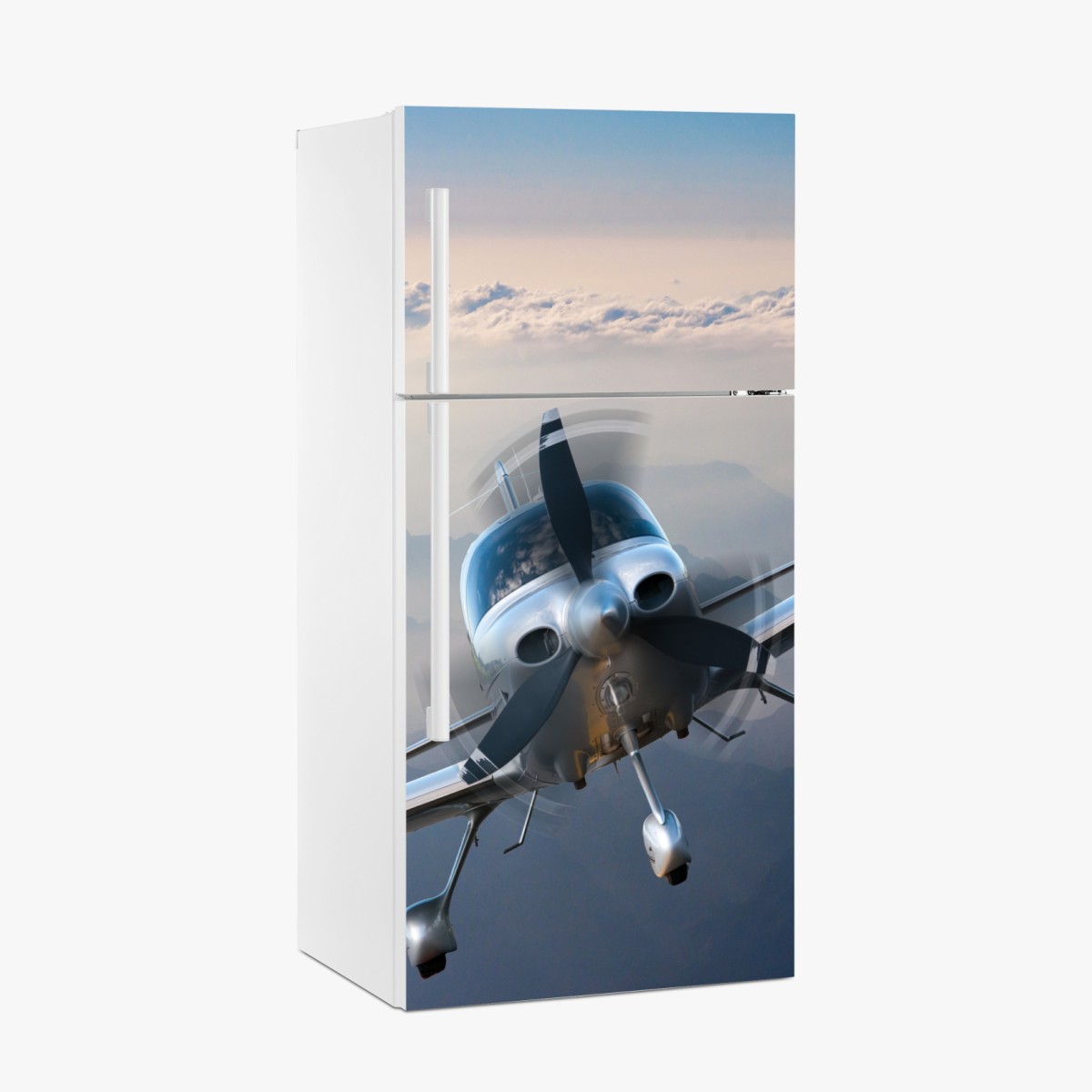 Kühlschrankaufkleber silbernes propellerflugzeug über nebeligen bergen – Wallnifity®