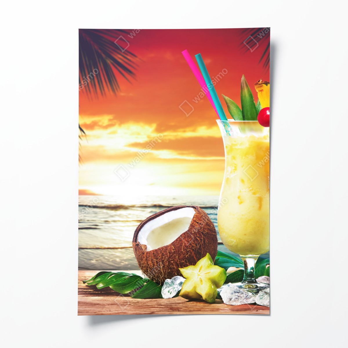 Poster tropischer kokos-ananas-cocktail am strand bei sonnenuntergang – Wallnifity®