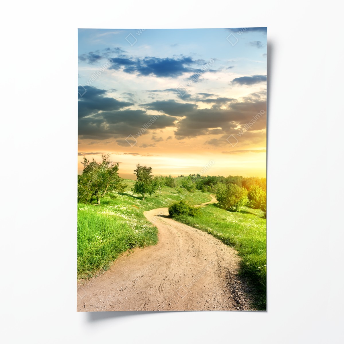 Poster sonnenuntergang über einem feldweg durch grüne wiese – Wallnifity®