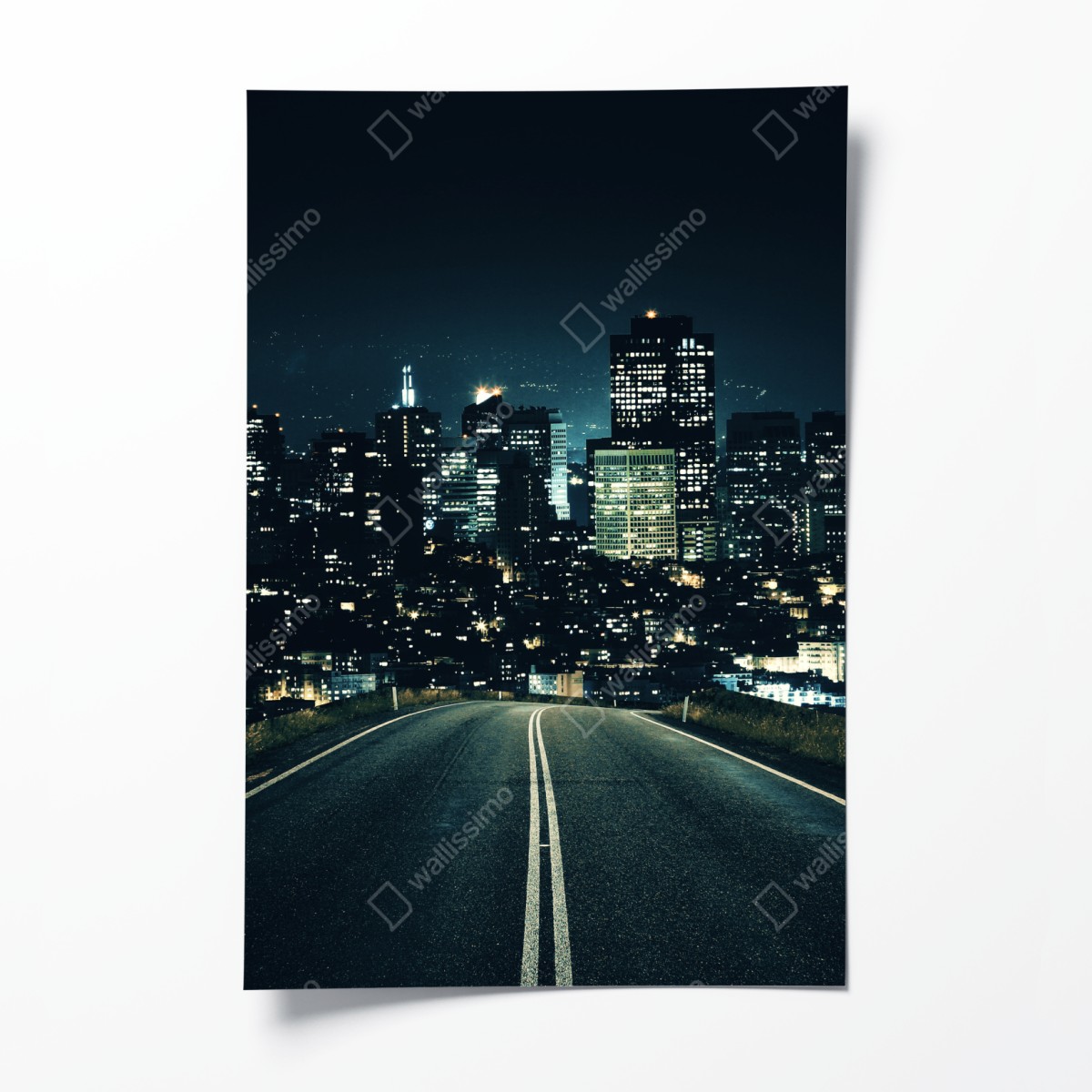 Poster straße zur beleuchteten stadtsilhouette bei nacht – Wallnifity®