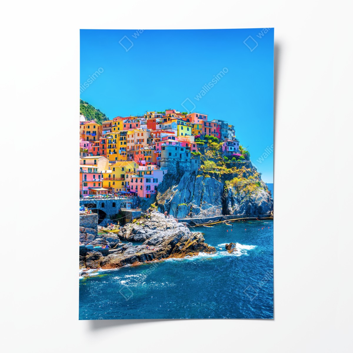Poster farbenfrohes dorf am klippenmeer – Wallnifity®