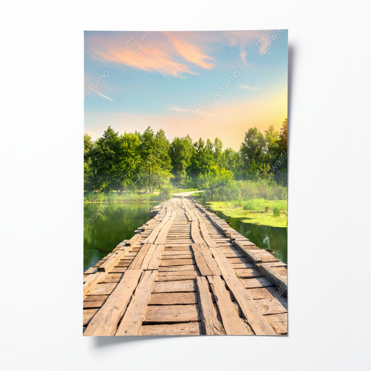 Poster sonnige hölzerne brücke über ruhigen see – Wallnifity®