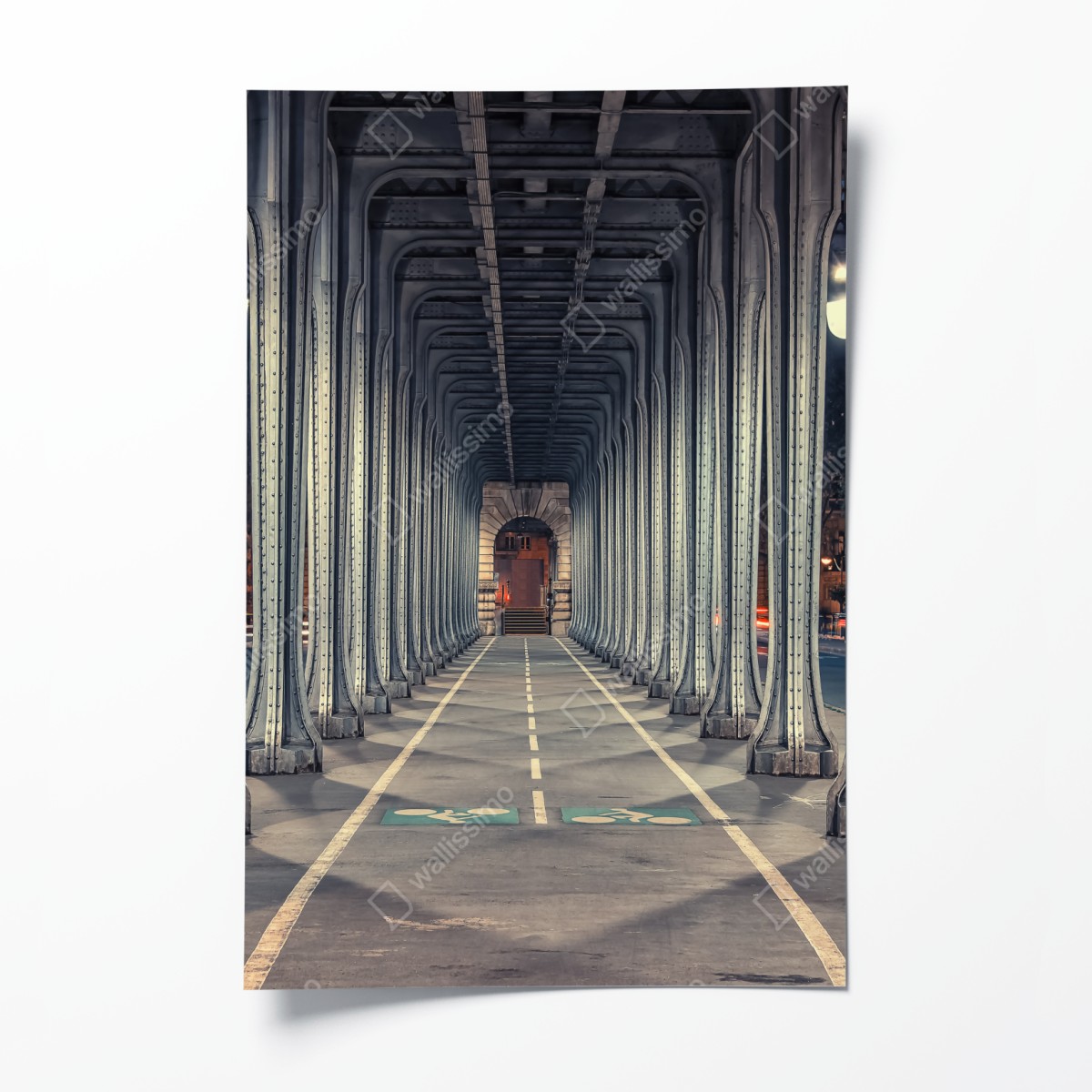 Poster symmetrischer stahlkorridor einer brücke bei nacht – Wallnifity®