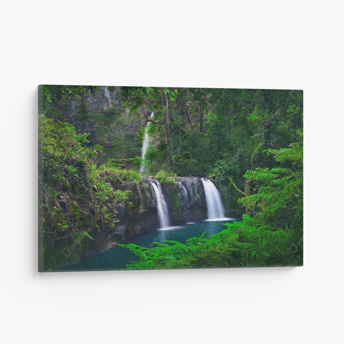 Leinwandbild beruhigender wasserfall im smaragdgrünen wald – Wallnifity®