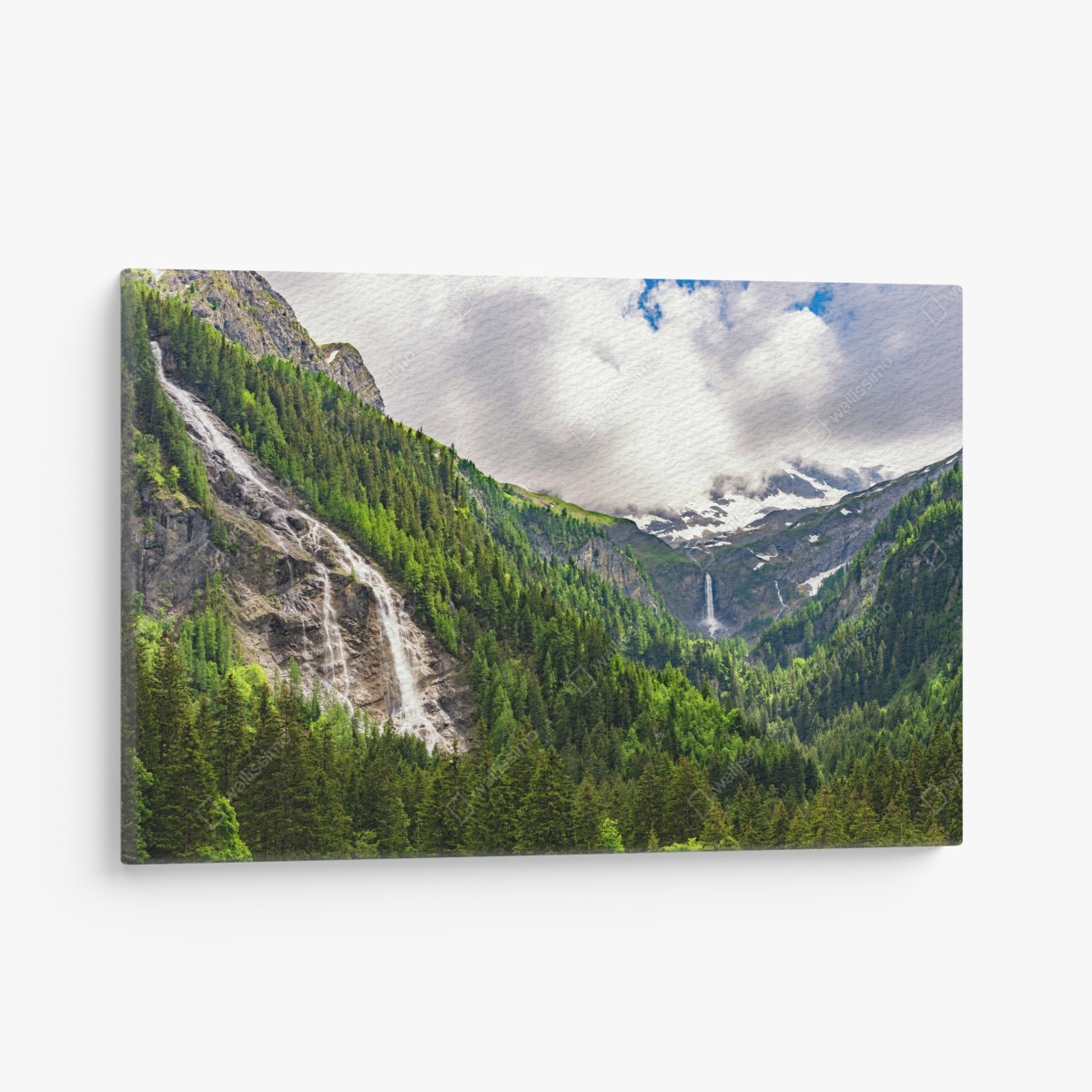 Leinwandbild nebelverhangener alpenwasserfall über grüner waldschlucht – Wallnifity®