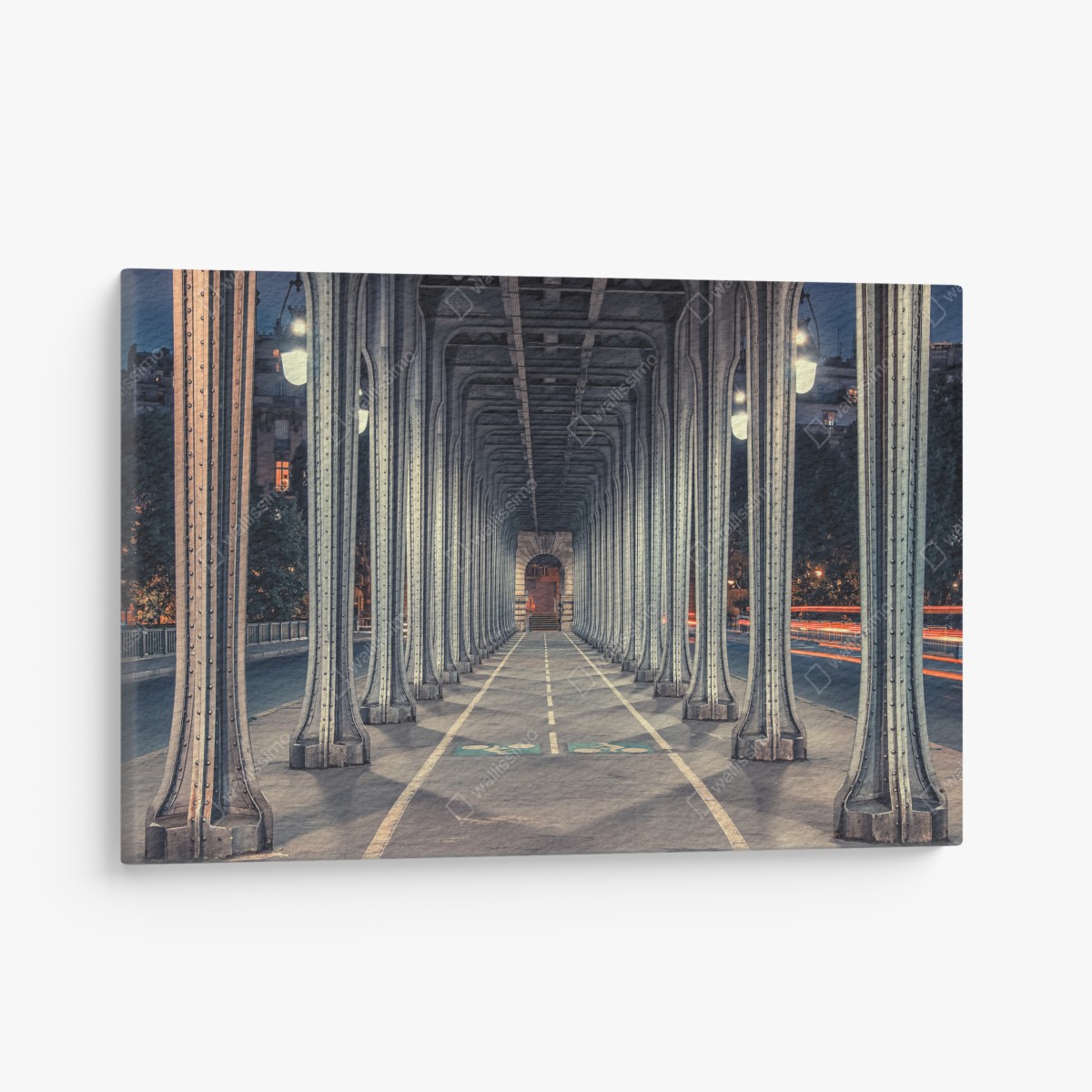 Leinwandbild symmetrischer stahlkorridor einer brücke bei nacht – Wallnifity®