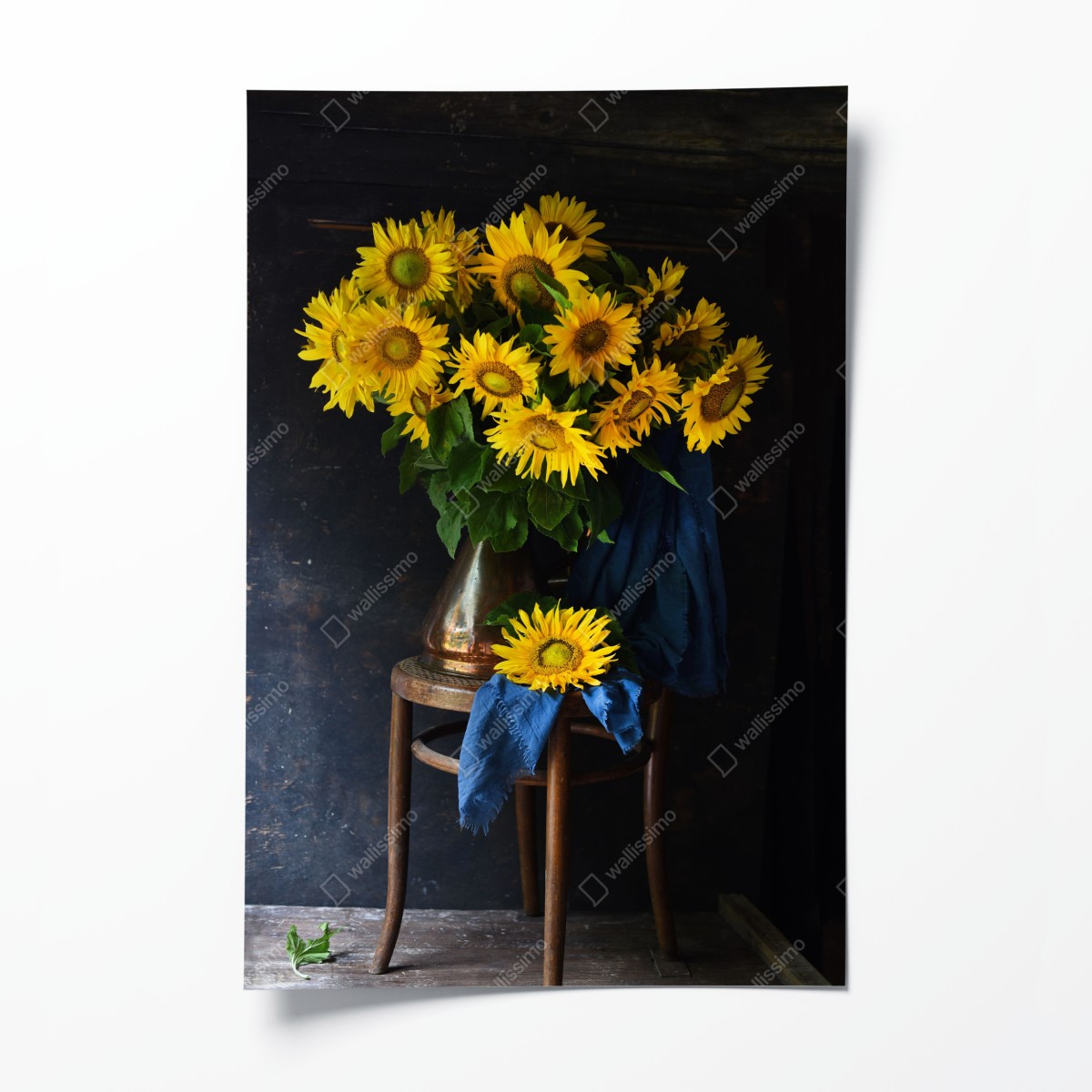 Poster leuchtender sonnenblumenstrauß auf vintage-hocker – Wallnifity®