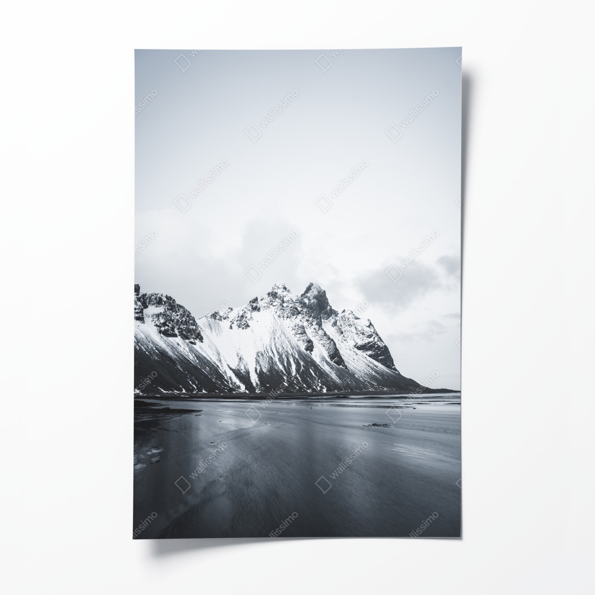 Poster ruhige schneebedeckte berglandschaft am meer – Wallnifity®