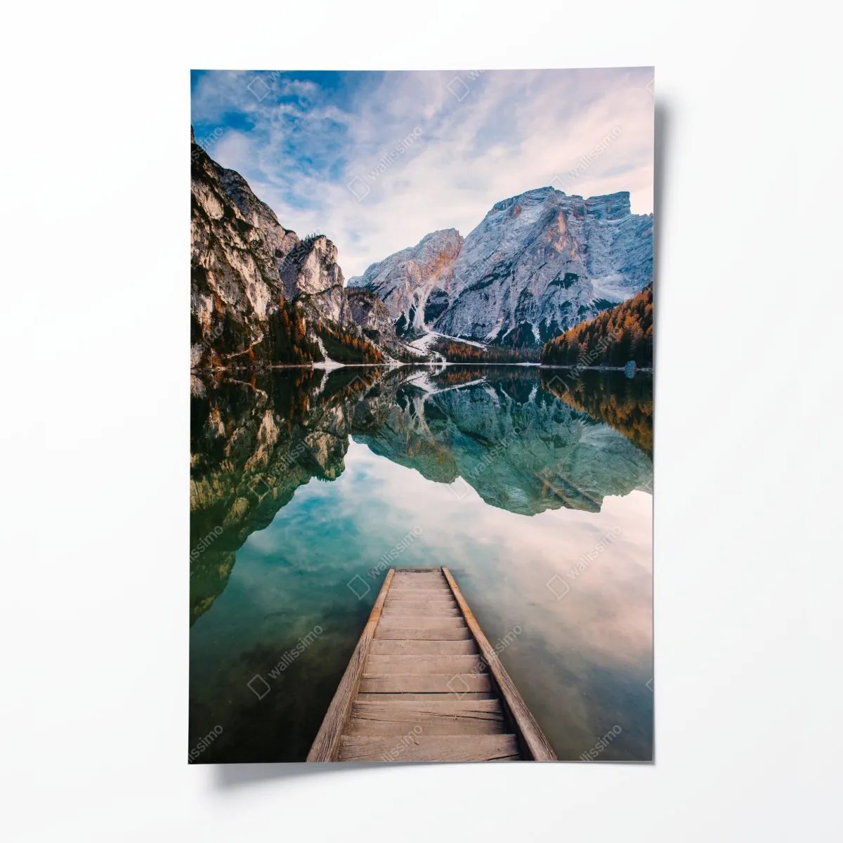 Poster ruhiger alpensee mit hölzernem steg – Wallnifity®