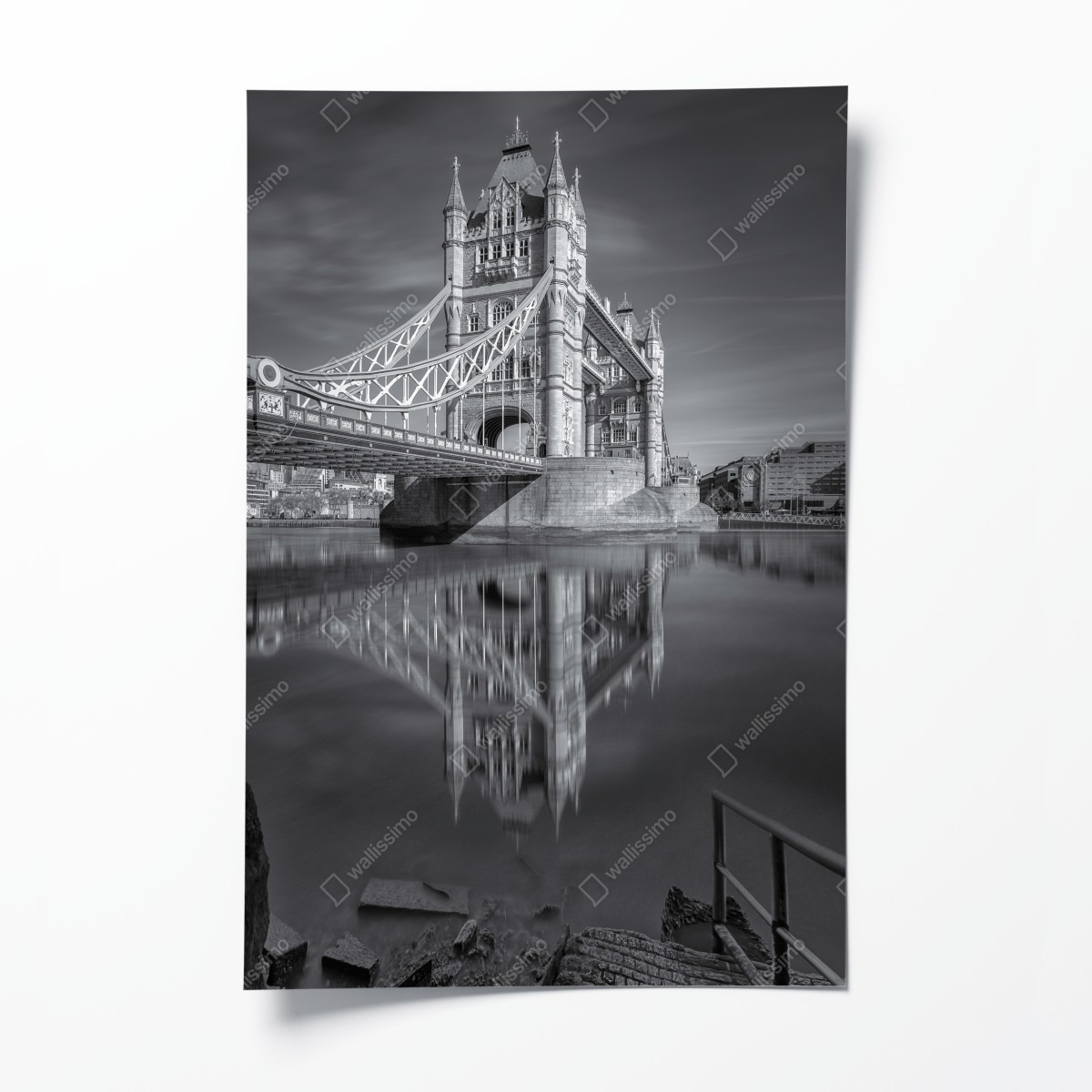 Poster Tower Bridge reflektiert in schwarzweiß – Wallnifity®