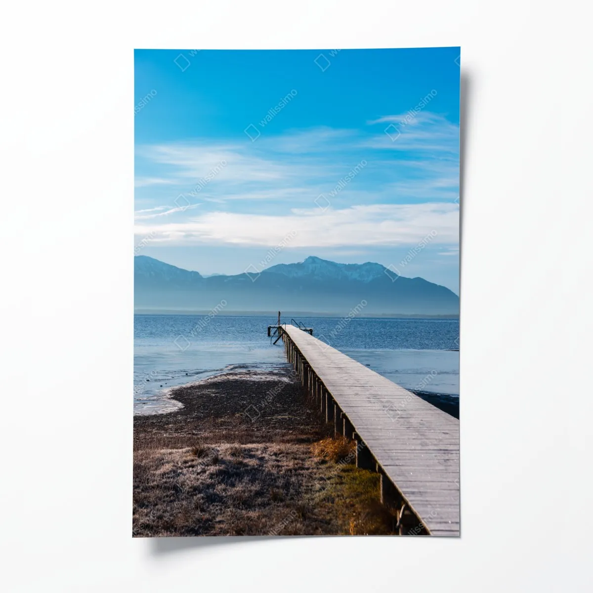 Poster nebliger steg am bergsee bei dämmerung – Wallnifity®