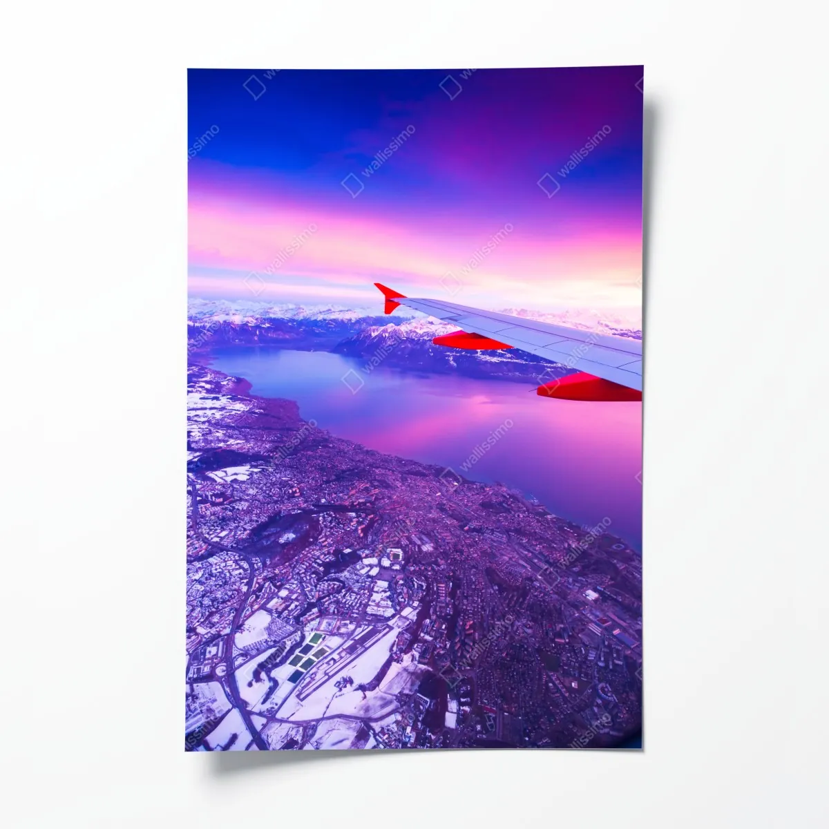 Poster luftaufnahme einer stadt am see bei sonnenuntergang – Wallnifity®