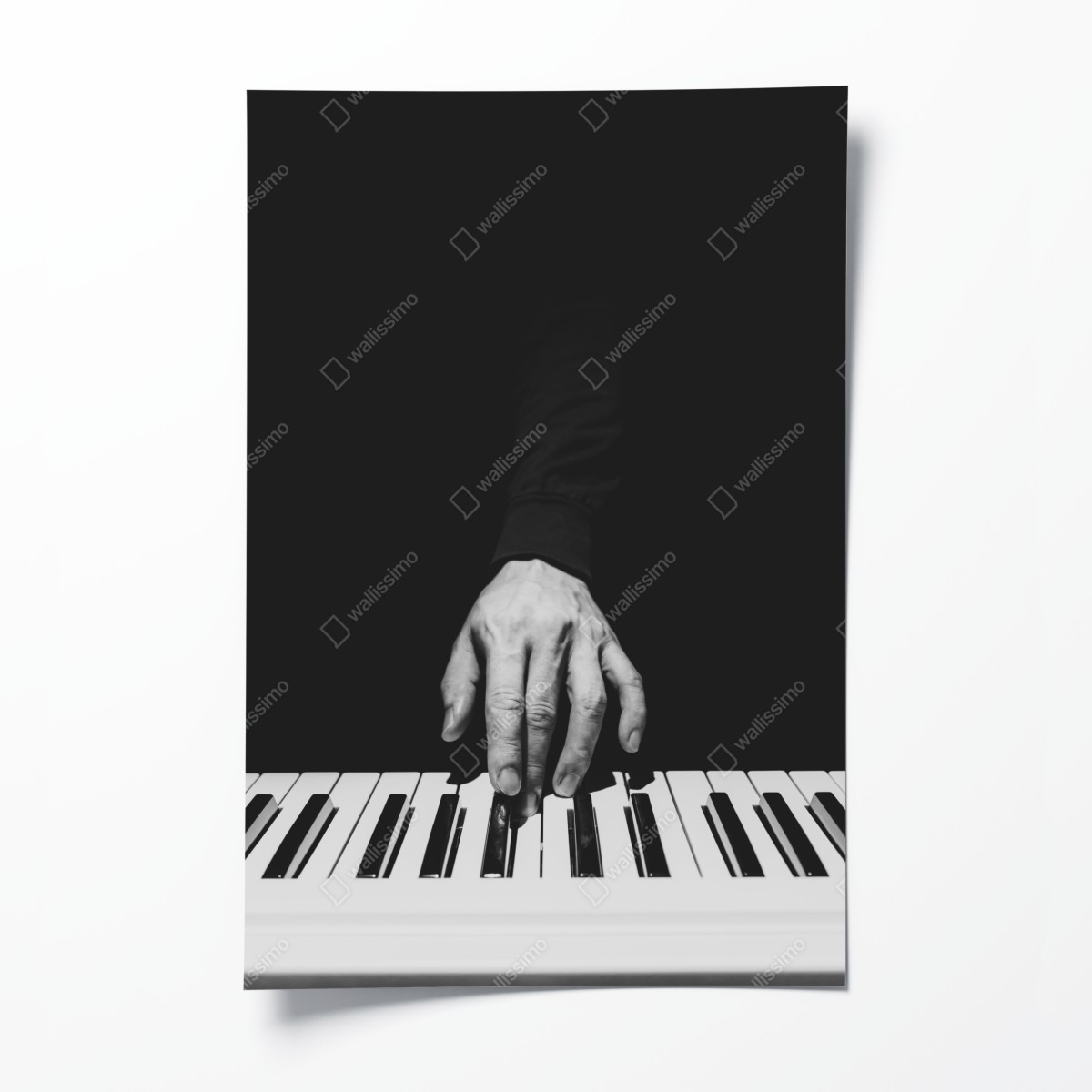 Poster monochromes nahaufnahme einer hand am klavier – Wallnifity®