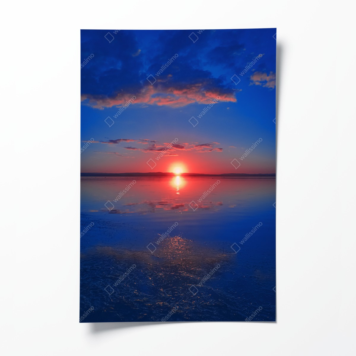 Poster sonnenuntergang über ruhigem meer mit lebendiger spiegelung – Wallnifity®