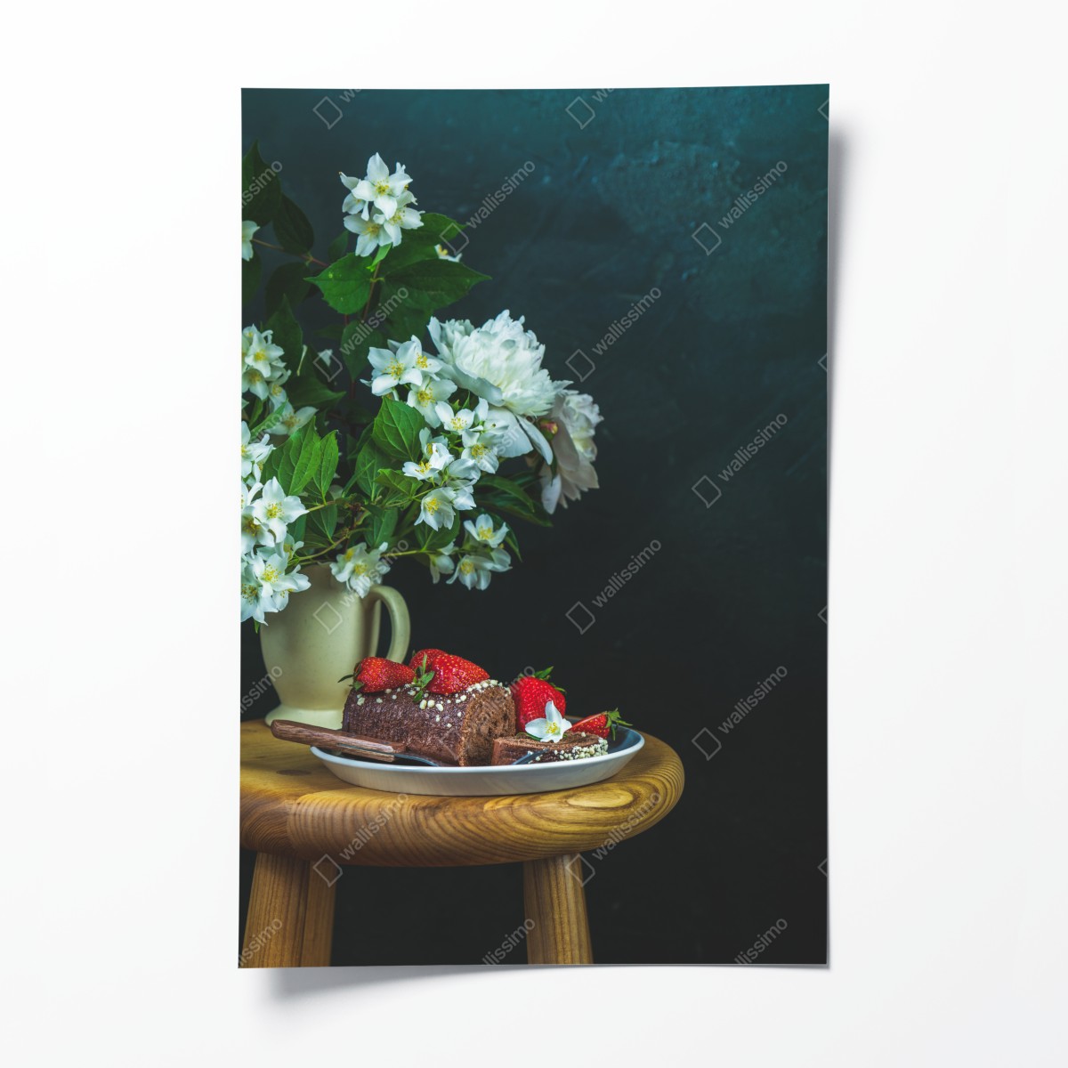 Poster schokoladenrolle mit erdbeeren und weißen blüten – Wallnifity®