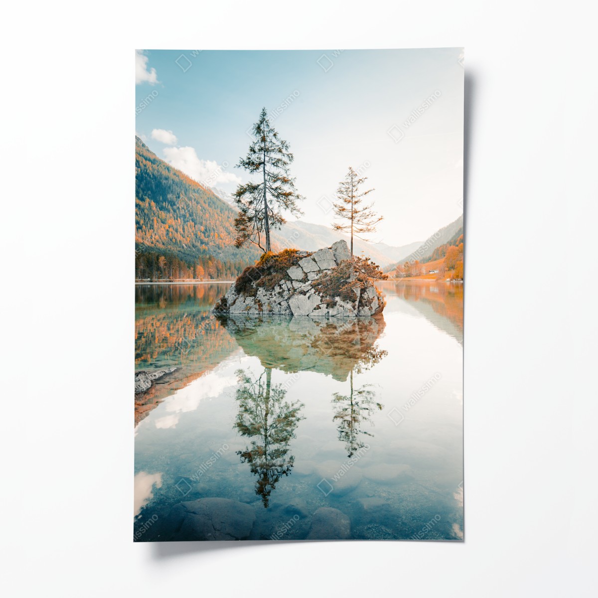 Poster sonnenbeleuchtete felsinsel am Hintersee – Wallnifity®