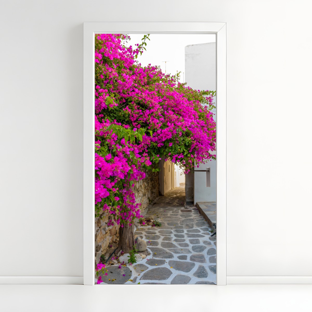 Türaufkleber blühende bougainvillea in Naousa gasse – Wallnifity®