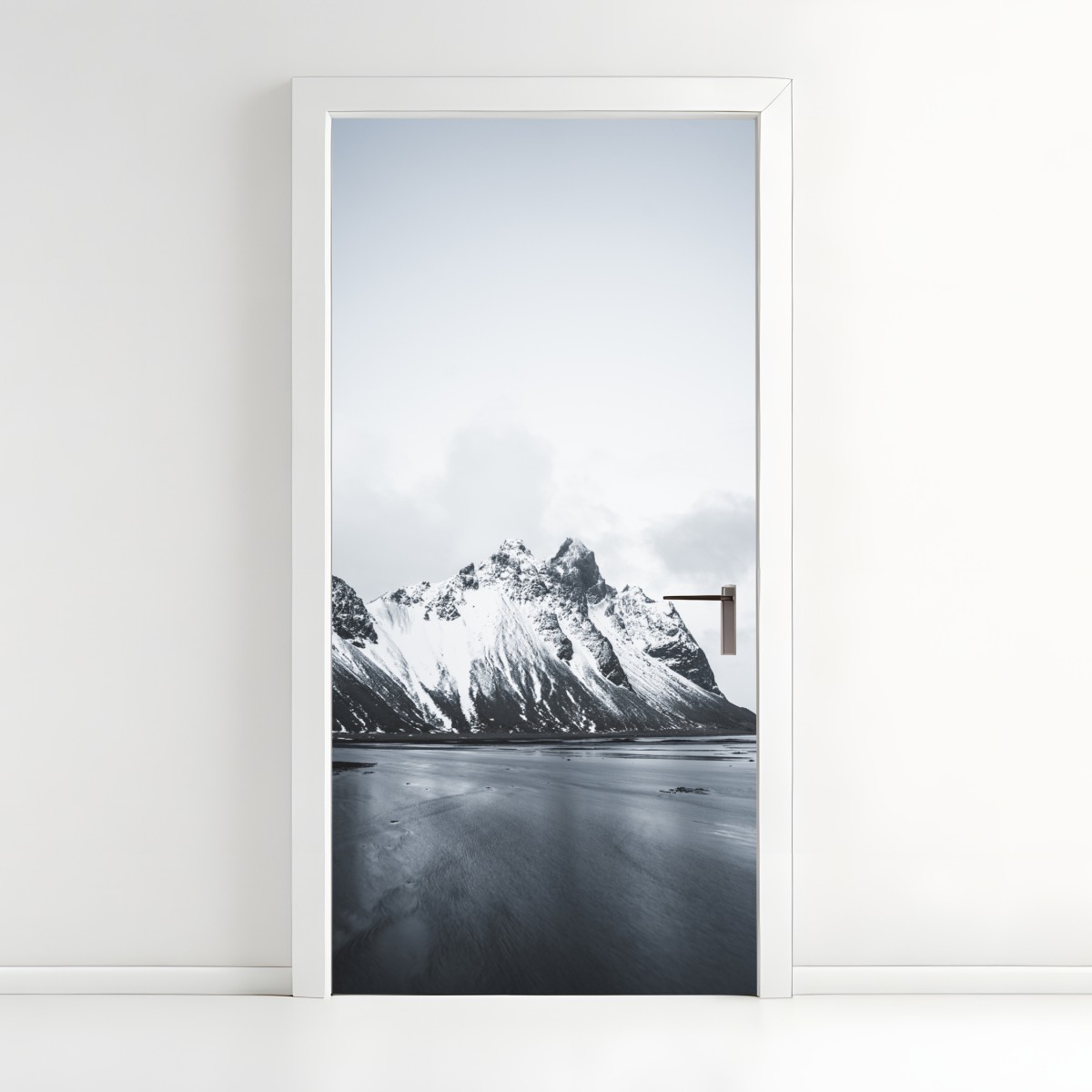 Türaufkleber ruhige schneebedeckte berglandschaft am meer – Wallnifity®