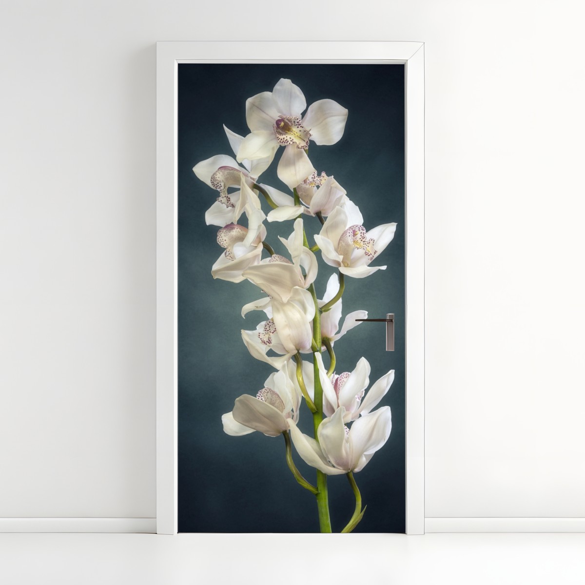 Türaufkleber zarte weiße orchideen vor gedämpftem hintergrund – Wallnifity®