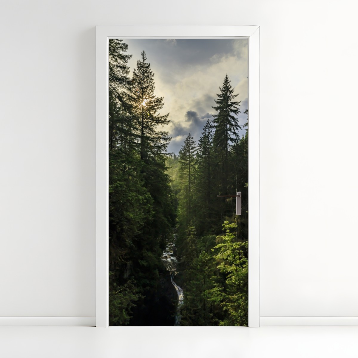 Türaufkleber nebliger immergrüner wald mit wasserfall – Wallnifity®