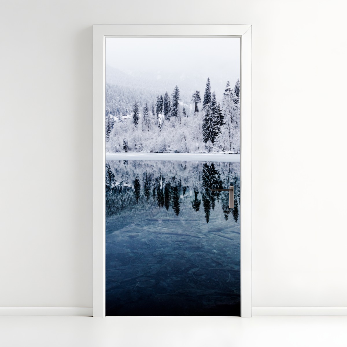 Türaufkleber winterlicher see mit spiegelung im verschneiten wald – Wallnifity®