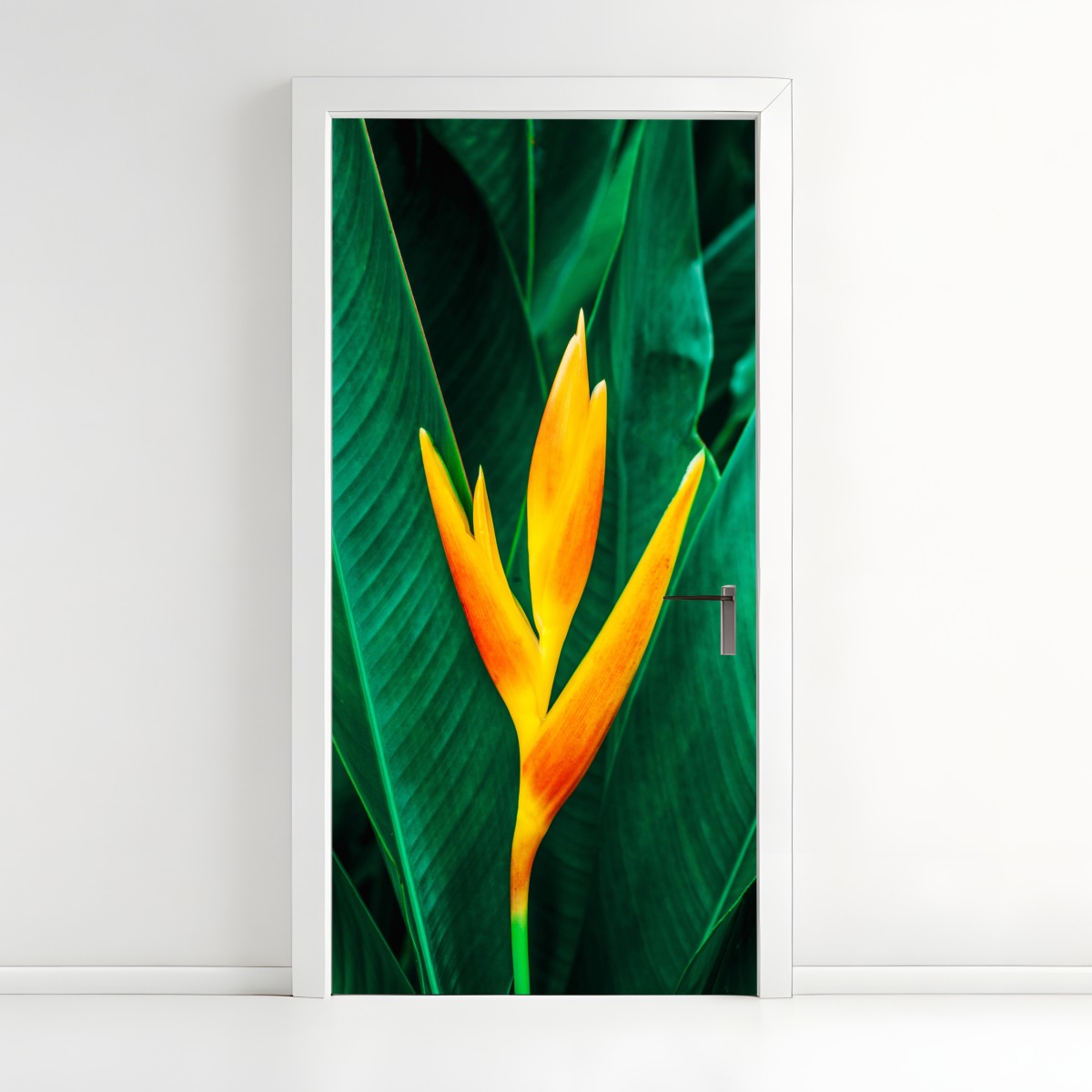 Türaufkleber leuchtende tropische heliconia vor satten grünen blättern – Wallnifity®