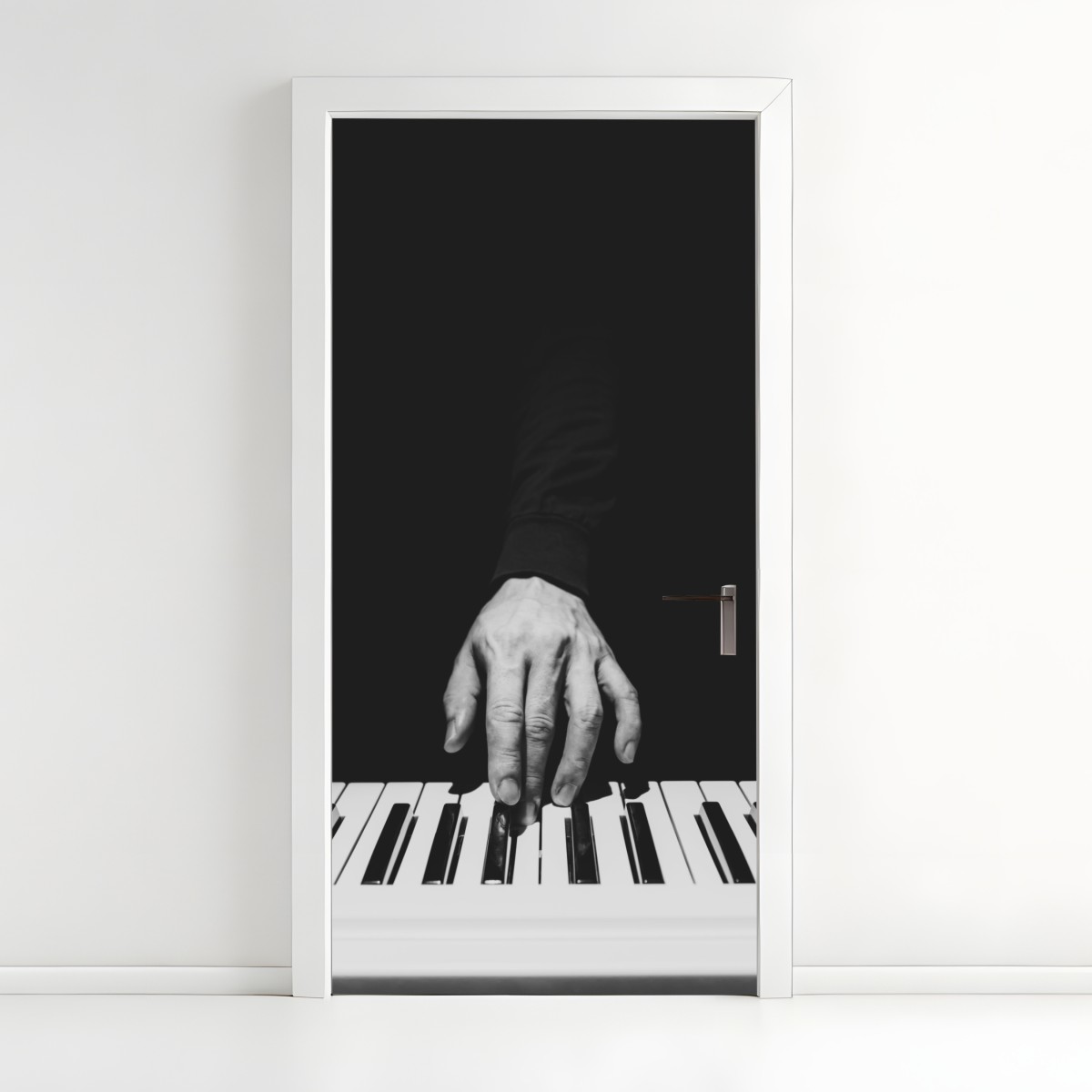 Türaufkleber monochromes nahaufnahme einer hand am klavier – Wallnifity®