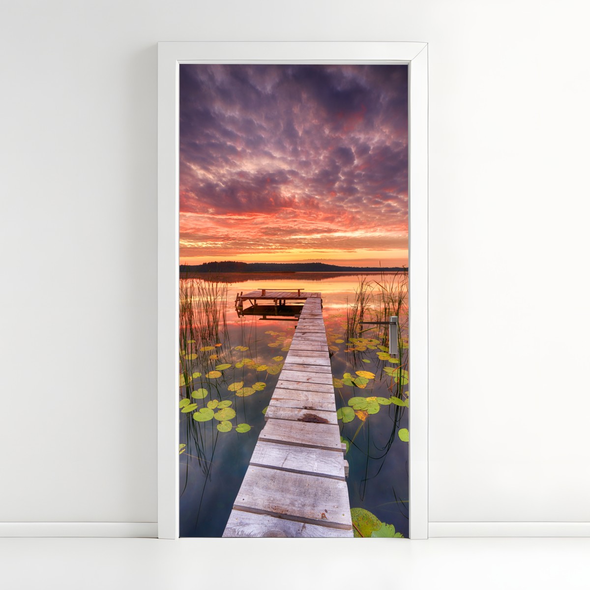 Türaufkleber sonnenaufgang über ruhigem see mit steg – Wallnifity®