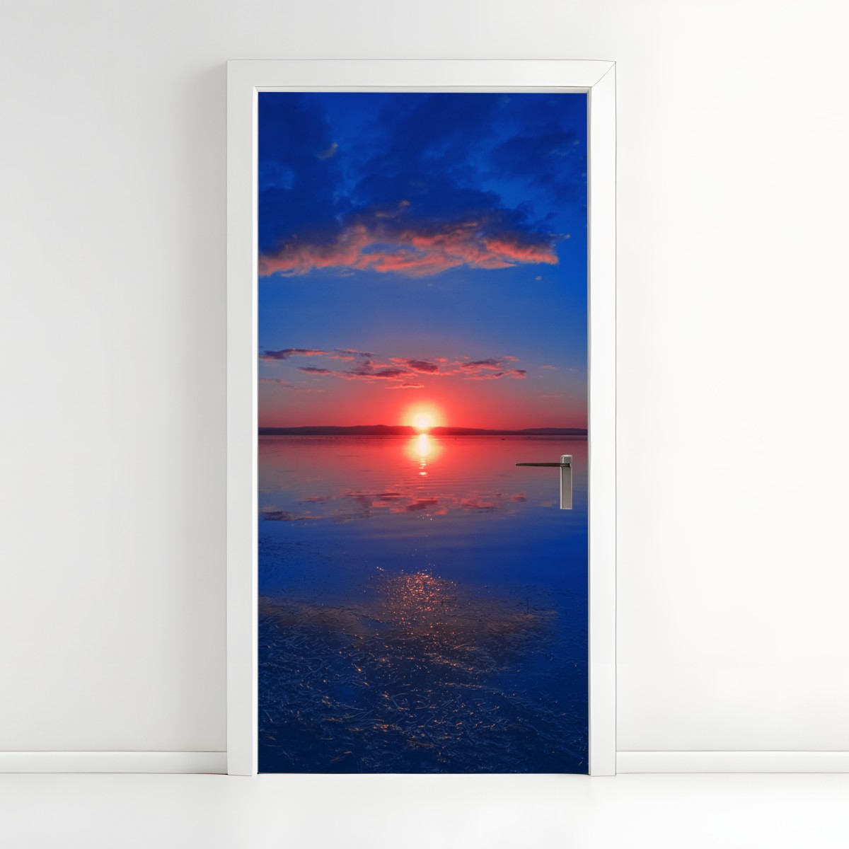 Türaufkleber sonnenuntergang über ruhigem meer mit lebendiger spiegelung – Wallnifity®
