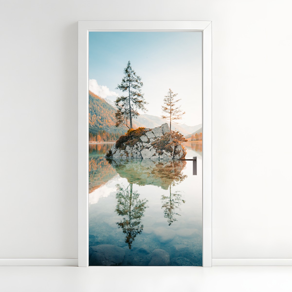 Türaufkleber sonnenbeleuchtete felsinsel am Hintersee – Wallnifity®