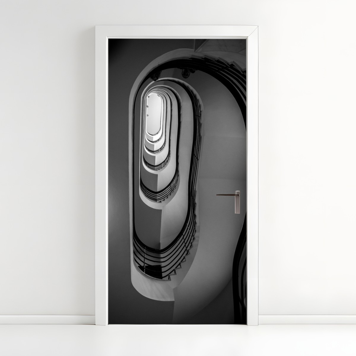 Türaufkleber spiraltreppe perspektive in schwarzweiß – Wallnifity®
