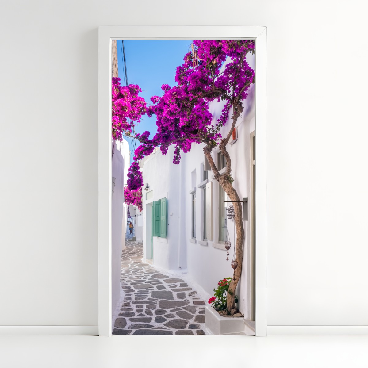 Türaufkleber sonnige mediterrane gasse mit bougainvillea – Wallnifity®