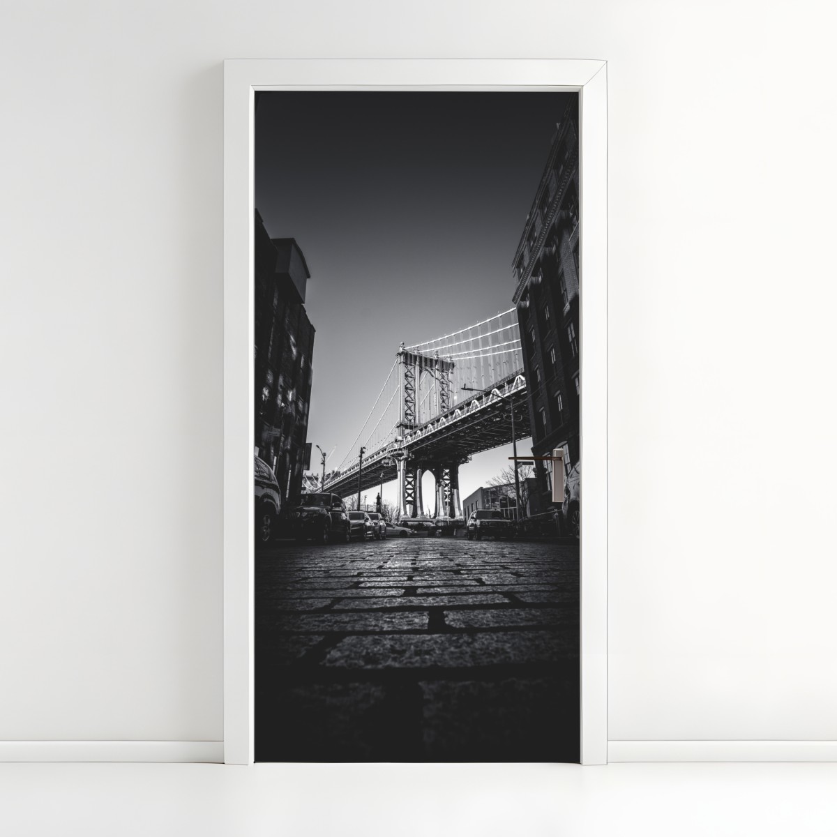 Türaufkleber Manhattan brücke perspektive über kopfsteinpflaster – Wallnifity®