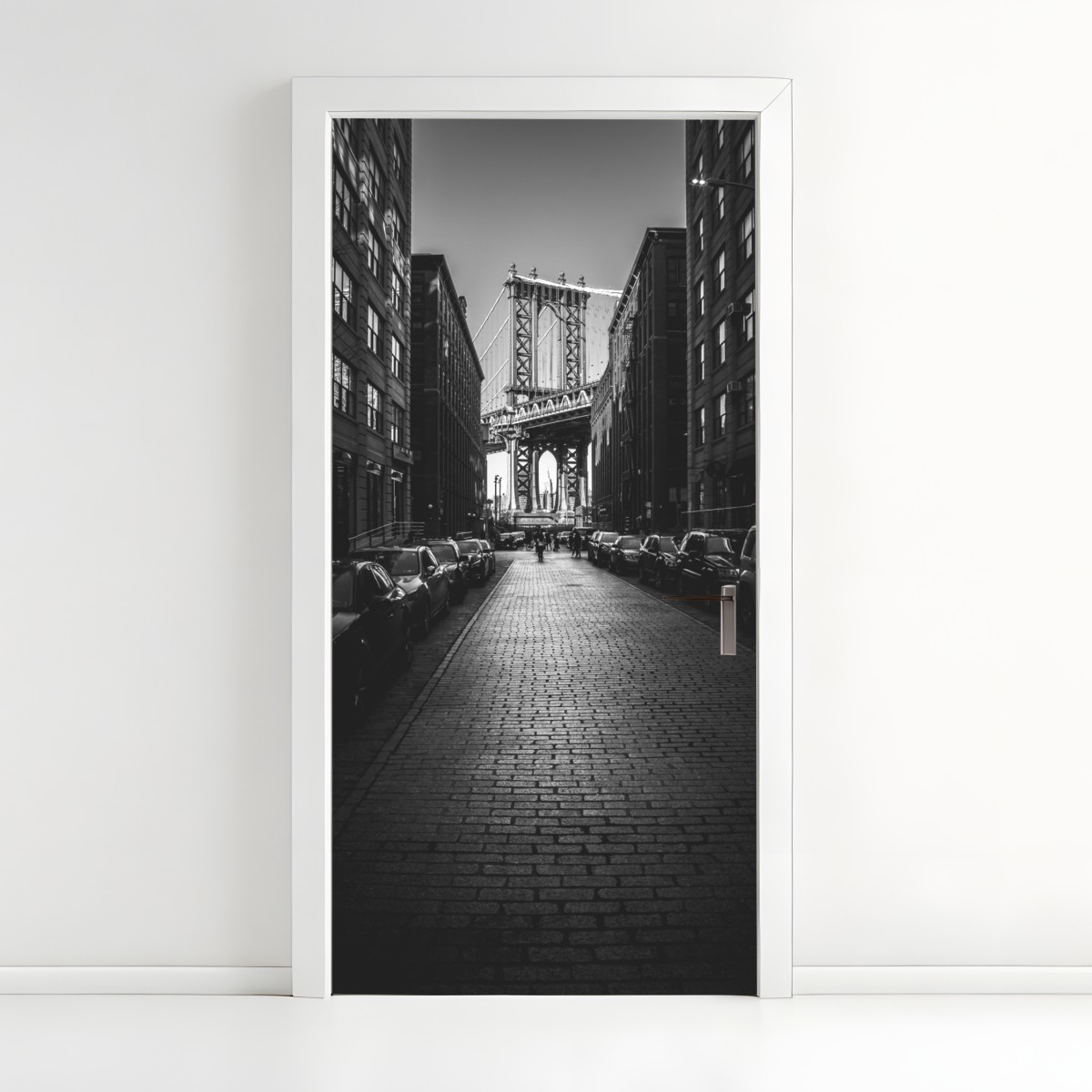Türaufkleber Manhattan Bridge im rahmen einer gepflasterten straße – Wallnifity®