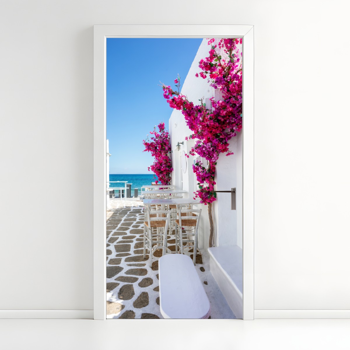 Türaufkleber sonnige mediterrane gasse mit bougainvillea – Wallnifity®