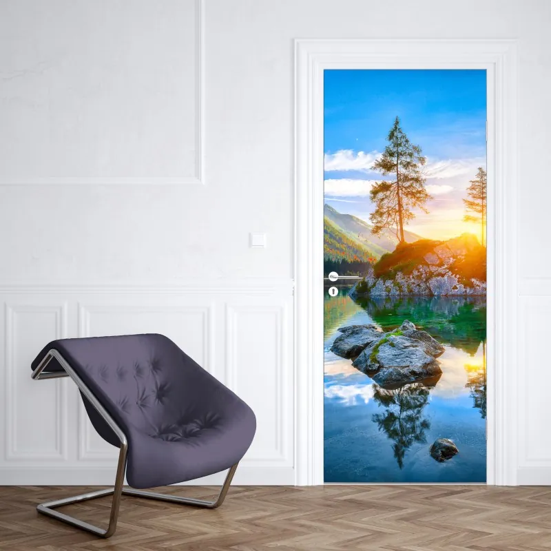 Türaufkleber nebliger sonnenaufgang über dem holzsteg – Wallnifity®