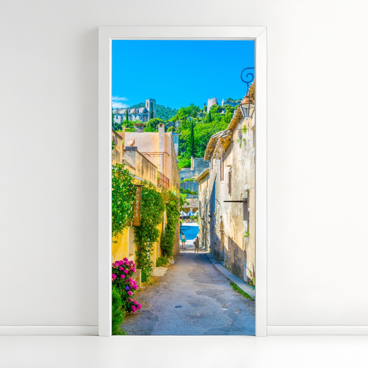 Türaufkleber sonnenbeschienene gasse in einem mediterranen dorf – Wallnifity®