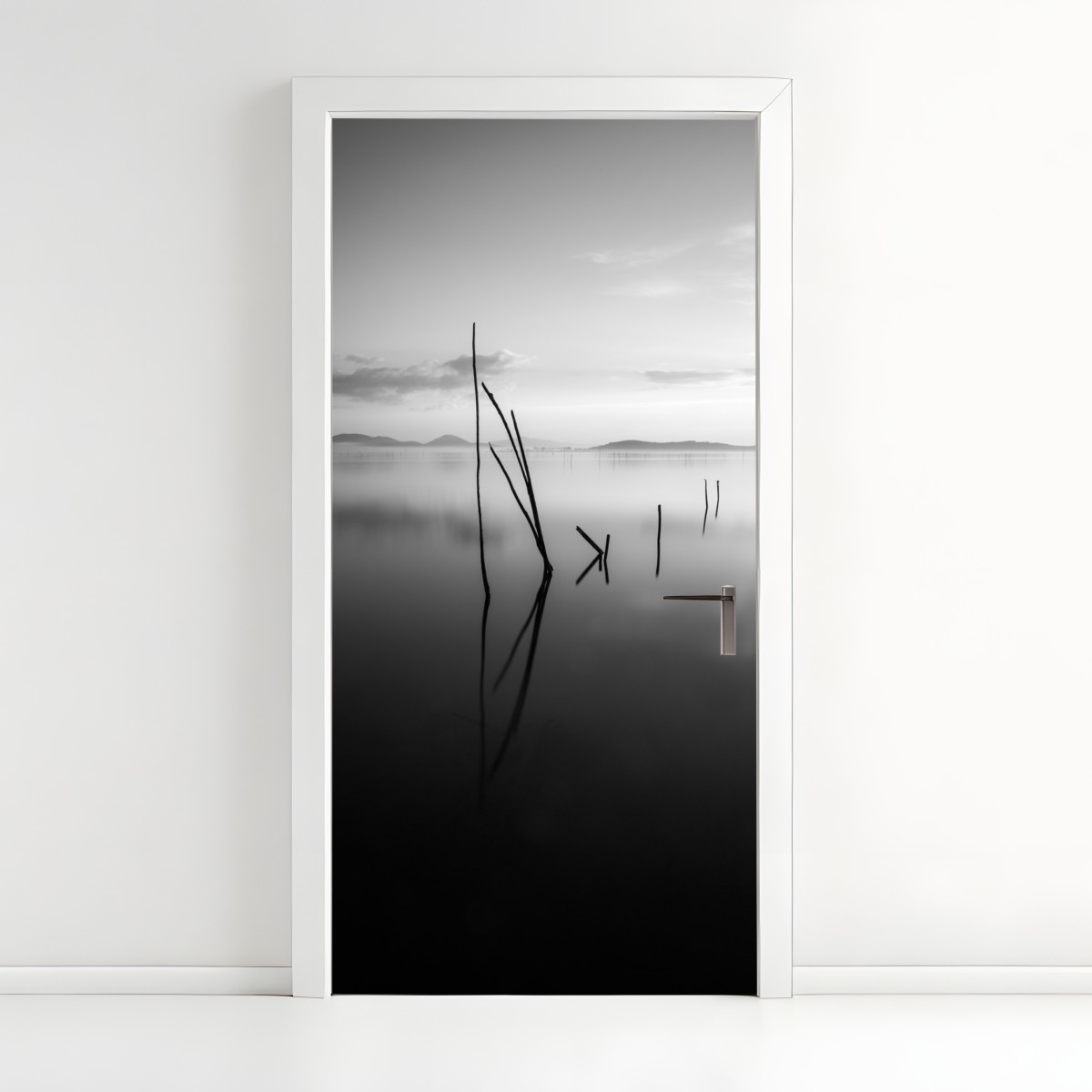 Türaufkleber ruhiger monochromer see mit reflexionen – Wallnifity®