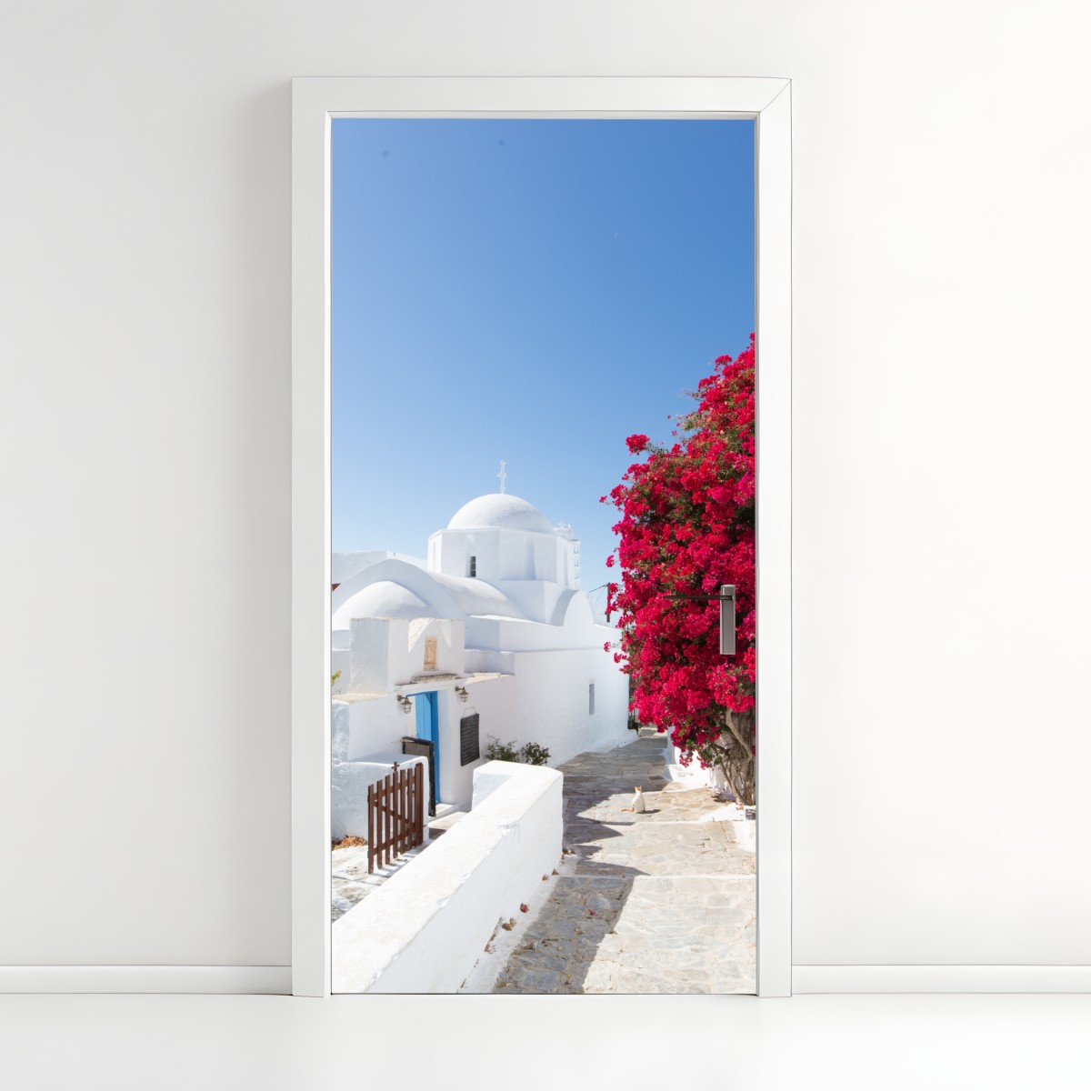 Türaufkleber sonnige gasse auf der insel mit leuchtender buganvillea – Wallnifity®