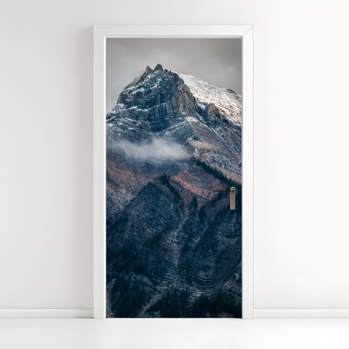 Türaufkleber dramatischer alpiner gipfel im nebel – Wallnifity®