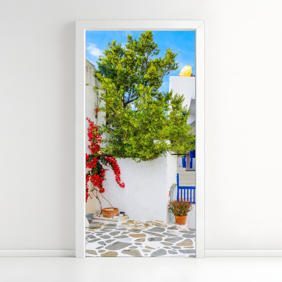 Türaufkleber sonniger mediterraner innenhof mit bougainvillea – Wallnifity®