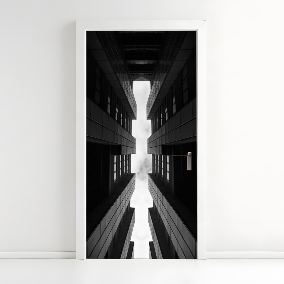 Türaufkleber vertikale städtische symmetrie in monochrom – Wallnifity®