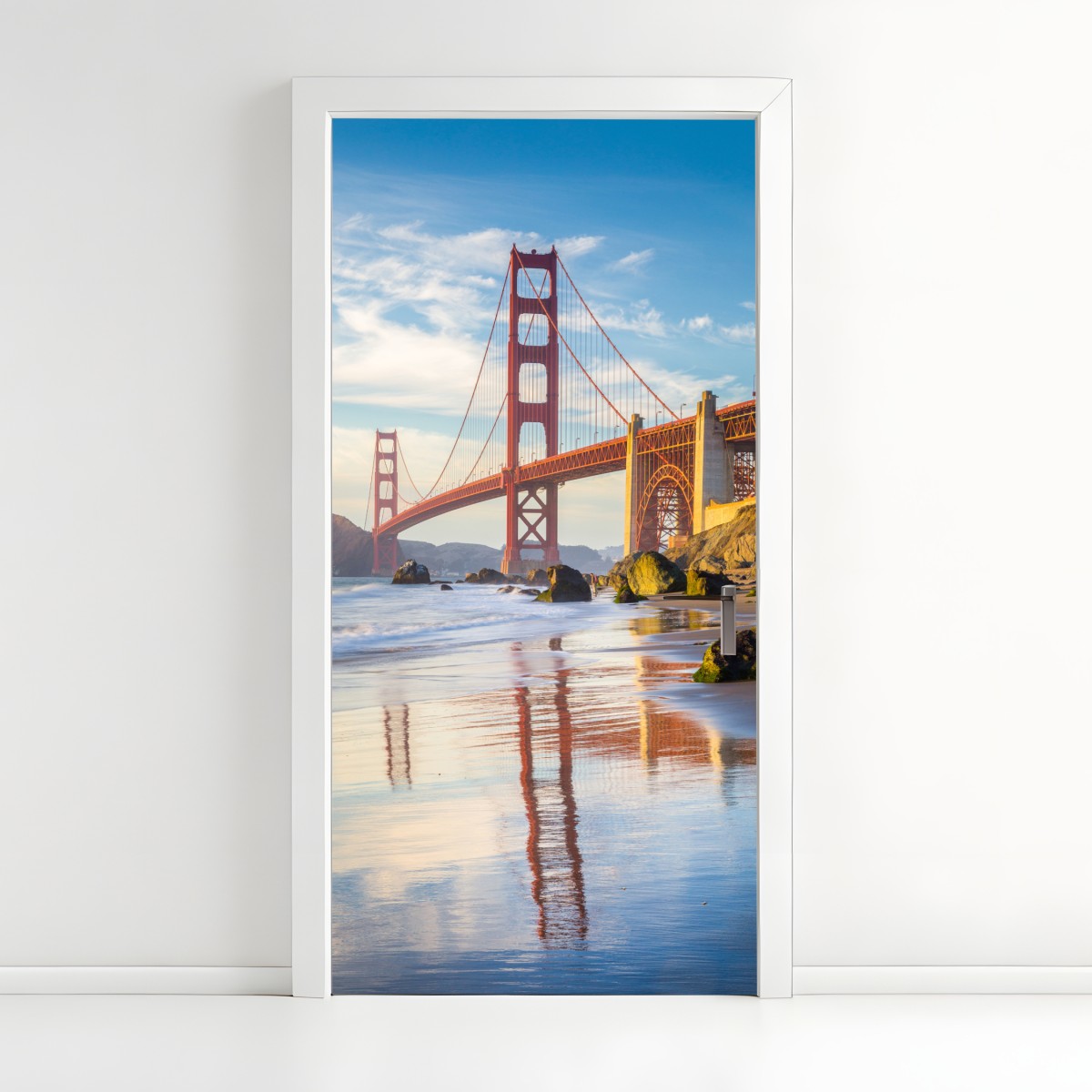 Türaufkleber Golden Gate Bridge reflektiert am strand – Wallnifity®
