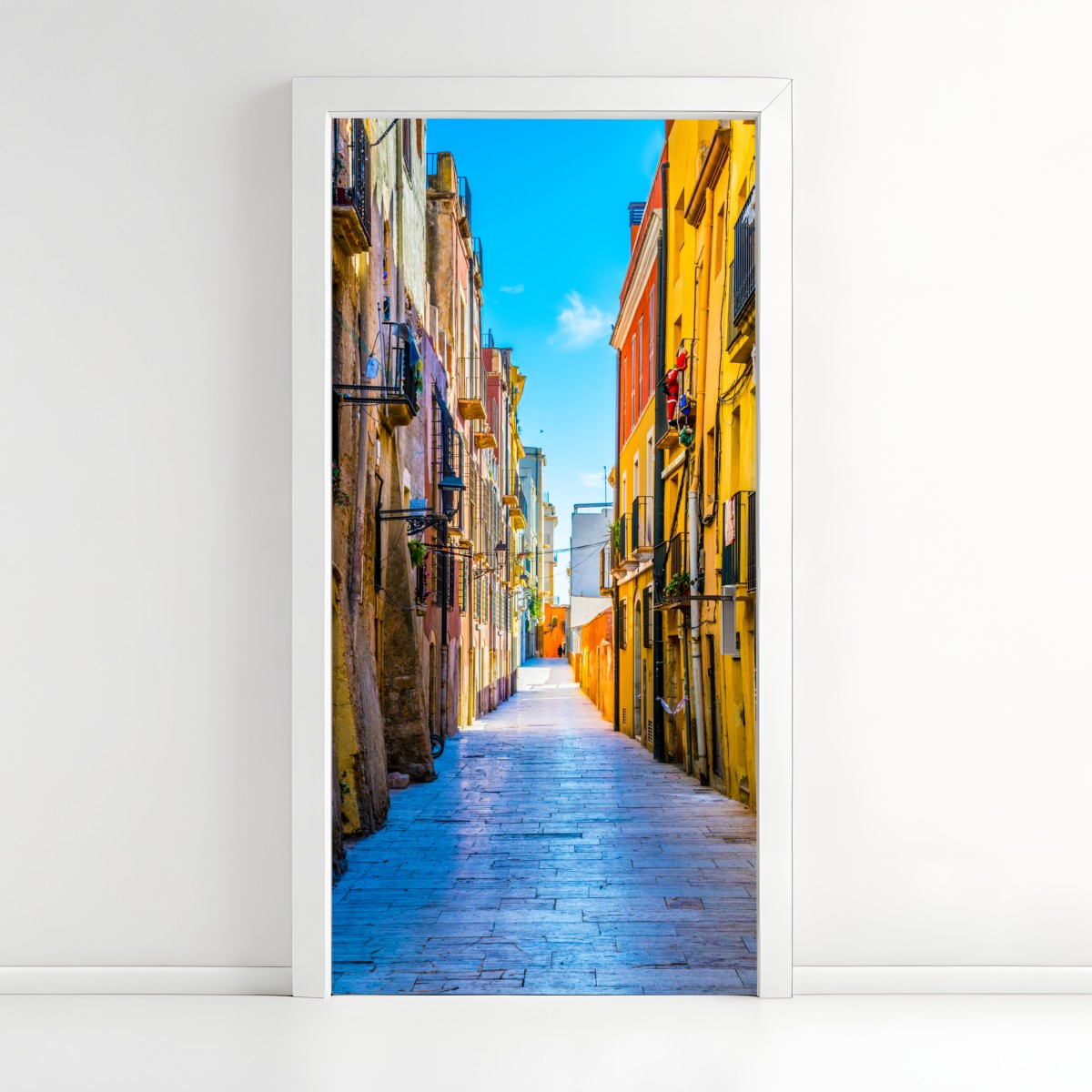 Türaufkleber sonnenbeschienene mediterrane gasse mit bunten fassaden – Wallnifity®