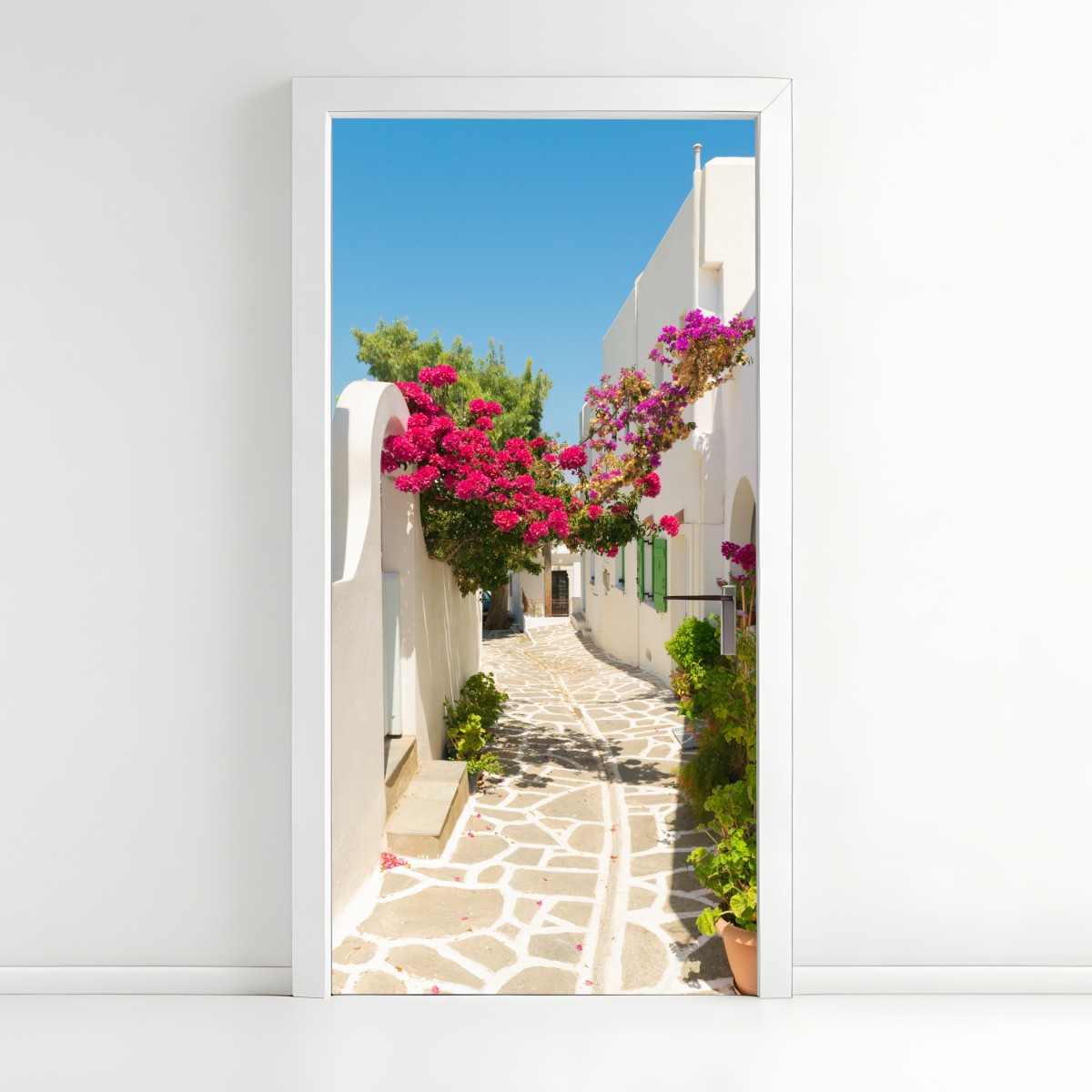 Türaufkleber sonnige mediterrane gasse mit bougainvillea – Wallnifity®
